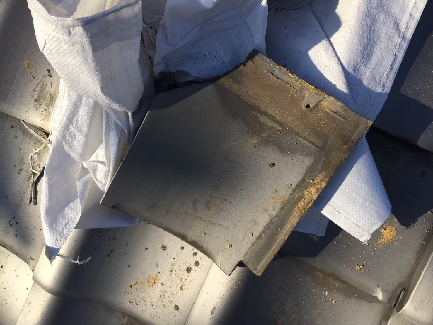 ケラバの破損瓦撤去